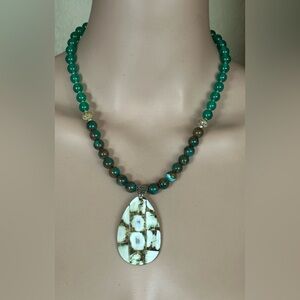 22 inch Green Agate bead necklace NWOT